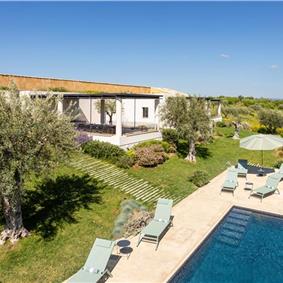 4 bedroom villa with pool near Noto, sleeps 8
